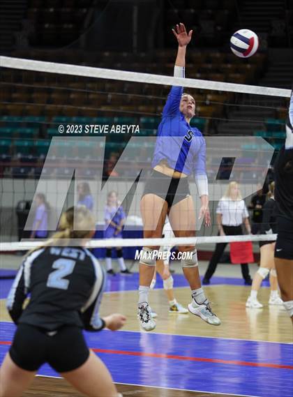 Thumbnail 2 in Valor Christian vs. Grandview (CHSAA 5A Second Round) photogallery.