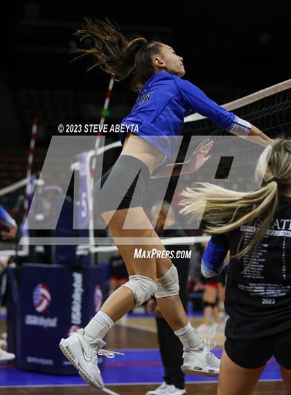 Thumbnail 2 in Valor Christian vs. Grandview (CHSAA 5A Second Round) photogallery.