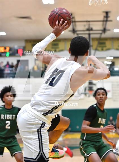 Thumbnail 2 in Sierra Canyon vs. Ribet Academy (The Classic at Damien) photogallery.