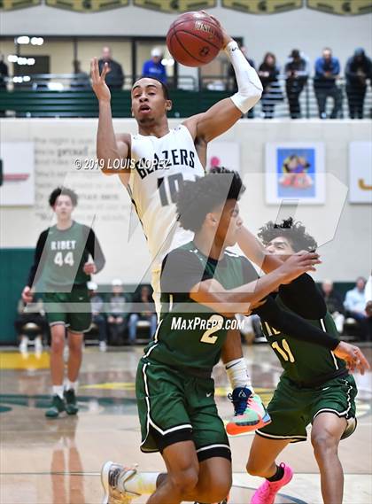 Thumbnail 3 in Sierra Canyon vs. Ribet Academy (The Classic at Damien) photogallery.