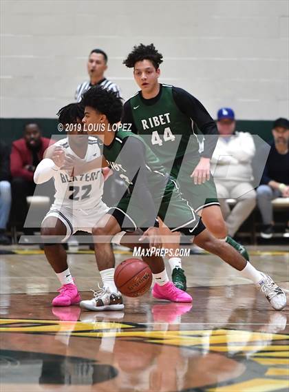Thumbnail 2 in Sierra Canyon vs. Ribet Academy (The Classic at Damien) photogallery.