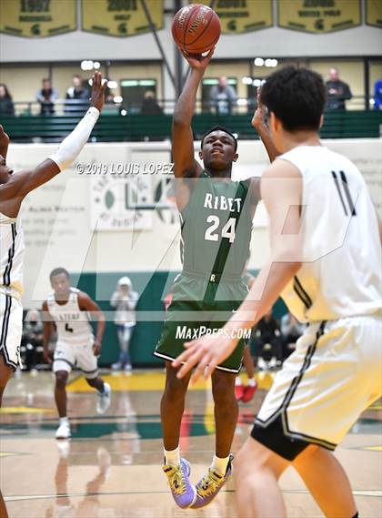 Thumbnail 3 in Sierra Canyon vs. Ribet Academy (The Classic at Damien) photogallery.