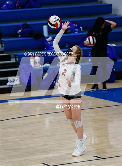 Thumbnail 3 in Castle View vs Denver East (CHSAA 5A Region 7) photogallery.