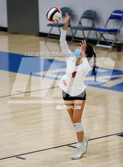Thumbnail 2 in Castle View vs Denver East (CHSAA 5A Region 7) photogallery.