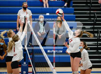 Thumbnail 2 in Castle View vs Denver East (CHSAA 5A Region 7) photogallery.