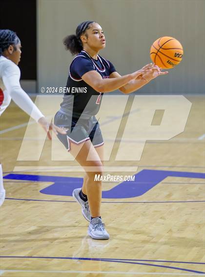 Thumbnail 3 in Hillgrove vs. Bearden (She Got Game Classic) photogallery.