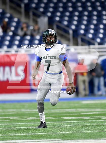 Thumbnail 3 in Catholic Central vs. Cass Tech (MHSAA Division 1 Final) photogallery.