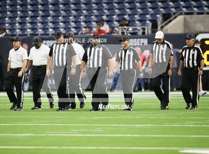 Thumbnail 1 in Manvel vs. Nederland (UIL 5A D1 Quarterfinal) photogallery.