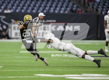 Thumbnail 3 in Manvel vs. Nederland (UIL 5A D1 Quarterfinal) photogallery.