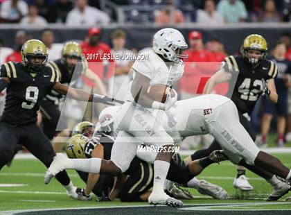 Thumbnail 2 in Manvel vs. Nederland (UIL 5A D1 Quarterfinal) photogallery.