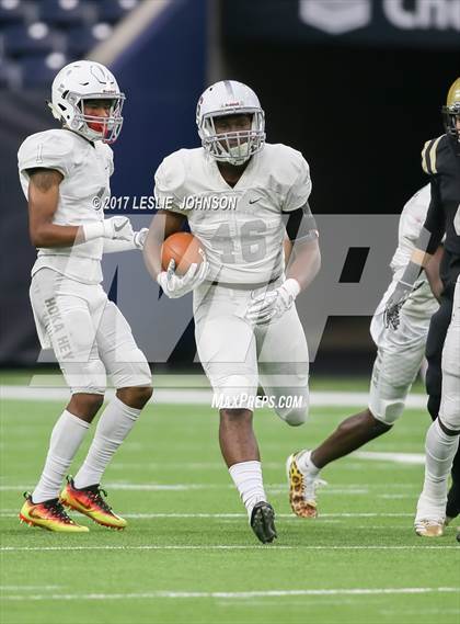 Thumbnail 3 in Manvel vs. Nederland (UIL 5A D1 Quarterfinal) photogallery.