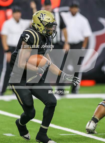 Thumbnail 2 in Manvel vs. Nederland (UIL 5A D1 Quarterfinal) photogallery.