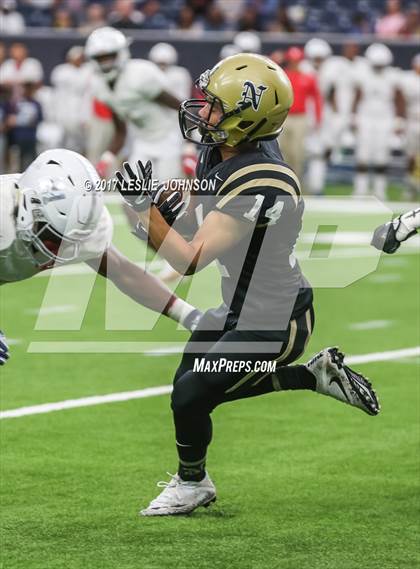 Thumbnail 2 in Manvel vs. Nederland (UIL 5A D1 Quarterfinal) photogallery.