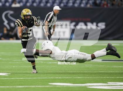 Thumbnail 1 in Manvel vs. Nederland (UIL 5A D1 Quarterfinal) photogallery.