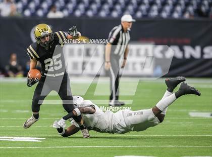 Thumbnail 2 in Manvel vs. Nederland (UIL 5A D1 Quarterfinal) photogallery.