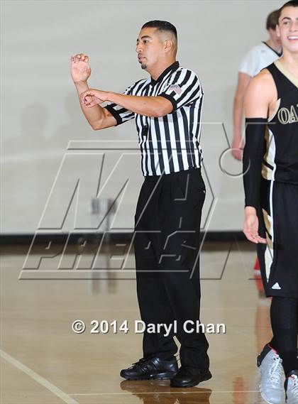 Thumbnail 1 in Maranatha vs Oak Park (Rose City Roundball Classic) photogallery.