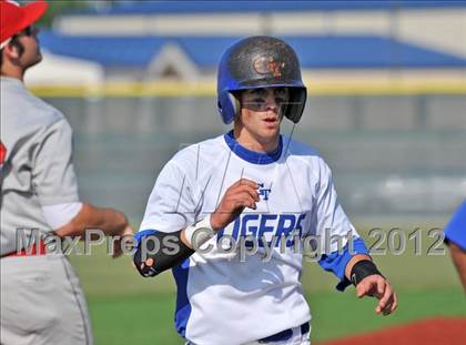 Thumbnail 1 in Gunter vs. Ponder (UIL 2A Region 2 Quarterfinal Playoff) photogallery.