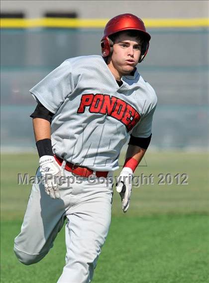 Thumbnail 2 in Gunter vs. Ponder (UIL 2A Region 2 Quarterfinal Playoff) photogallery.