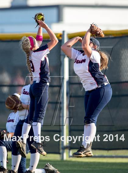 Thumbnail 3 in Barbers Hill vs. Dawson (UIL 4A Region 3 Regional Playoff) photogallery.