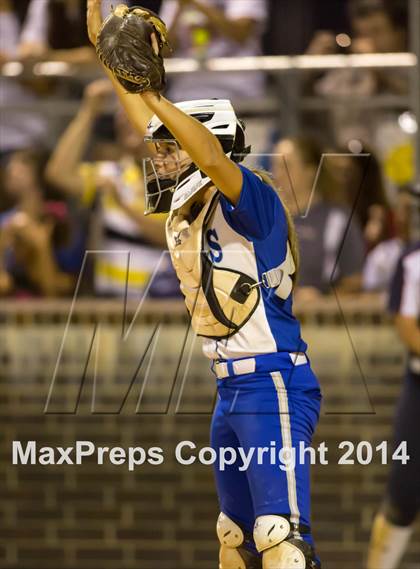 Thumbnail 3 in Barbers Hill vs. Dawson (UIL 4A Region 3 Regional Playoff) photogallery.