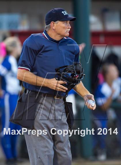 Thumbnail 3 in Barbers Hill vs. Dawson (UIL 4A Region 3 Regional Playoff) photogallery.