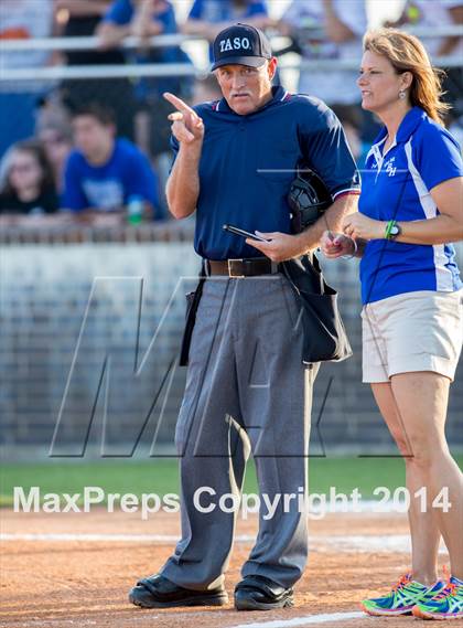 Thumbnail 3 in Barbers Hill vs. Dawson (UIL 4A Region 3 Regional Playoff) photogallery.