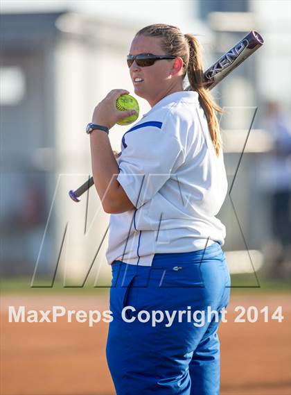 Thumbnail 3 in Barbers Hill vs. Dawson (UIL 4A Region 3 Regional Playoff) photogallery.