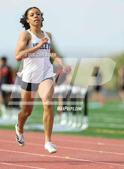 Thumbnail 1 in Fernley Invitational (4X200M Relay) photogallery.