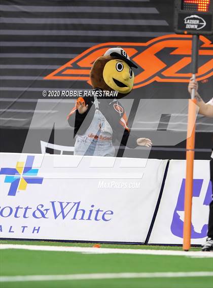Thumbnail 1 in Carthage vs. Gilmer (UIL 4A Division 2 State Final) photogallery.