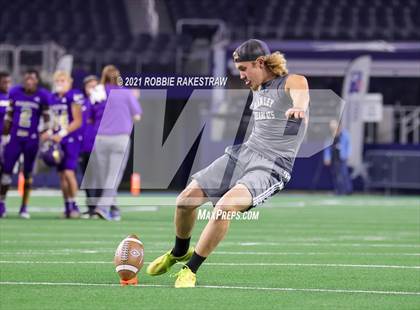 Thumbnail 1 in Hawley vs. Shiner (UIL Football 2A D1 Finals) photogallery.
