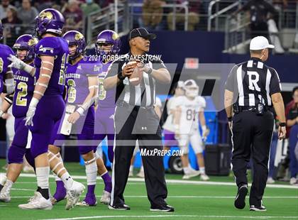Thumbnail 1 in Hawley vs. Shiner (UIL Football 2A D1 Finals) photogallery.