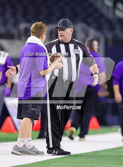Thumbnail 3 in Hawley vs. Shiner (UIL Football 2A D1 Finals) photogallery.