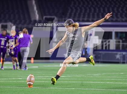 Thumbnail 3 in Hawley vs. Shiner (UIL Football 2A D1 Finals) photogallery.