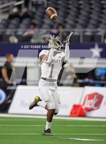 Thumbnail 3 in Hawley vs. Shiner (UIL Football 2A D1 Finals) photogallery.