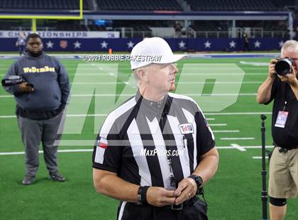 Thumbnail 1 in Hawley vs. Shiner (UIL Football 2A D1 Finals) photogallery.