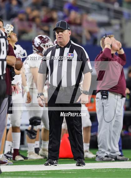 Thumbnail 2 in Hawley vs. Shiner (UIL Football 2A D1 Finals) photogallery.