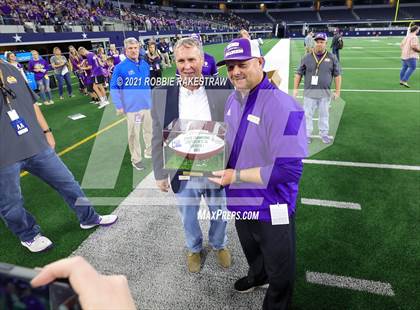 Thumbnail 1 in Hawley vs. Shiner (UIL Football 2A D1 Finals) photogallery.