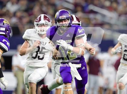 Thumbnail 2 in Hawley vs. Shiner (UIL Football 2A D1 Finals) photogallery.