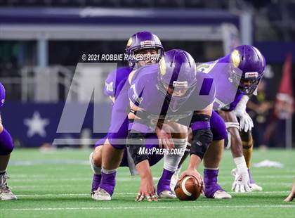 Thumbnail 2 in Hawley vs. Shiner (UIL Football 2A D1 Finals) photogallery.
