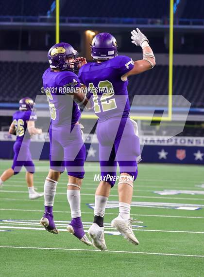Thumbnail 1 in Hawley vs. Shiner (UIL Football 2A D1 Finals) photogallery.