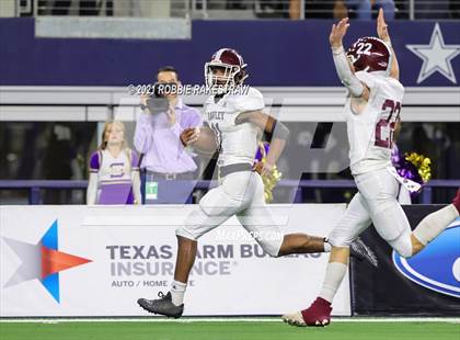 Thumbnail 1 in Hawley vs. Shiner (UIL Football 2A D1 Finals) photogallery.