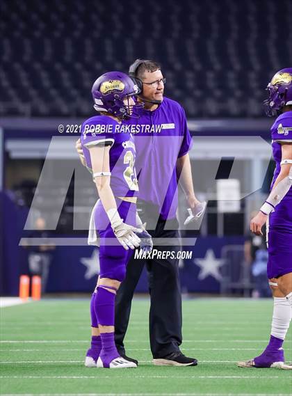 Thumbnail 3 in Hawley vs. Shiner (UIL Football 2A D1 Finals) photogallery.