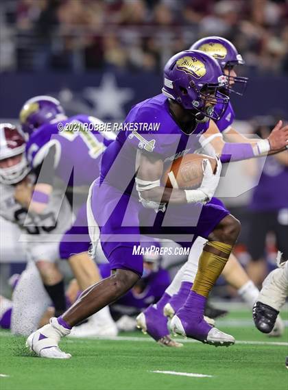 Thumbnail 3 in Hawley vs. Shiner (UIL Football 2A D1 Finals) photogallery.