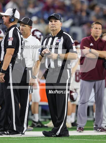Thumbnail 2 in Hawley vs. Shiner (UIL Football 2A D1 Finals) photogallery.