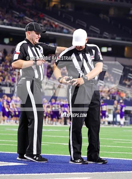 Thumbnail 3 in Hawley vs. Shiner (UIL Football 2A D1 Finals) photogallery.