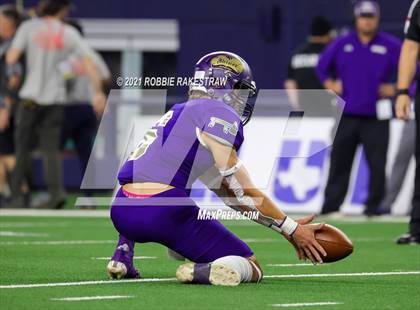 Thumbnail 1 in Hawley vs. Shiner (UIL Football 2A D1 Finals) photogallery.