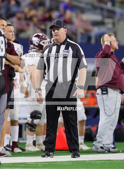 Thumbnail 3 in Hawley vs. Shiner (UIL Football 2A D1 Finals) photogallery.