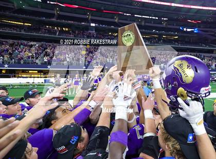 Thumbnail 2 in Hawley vs. Shiner (UIL Football 2A D1 Finals) photogallery.
