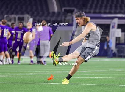 Thumbnail 2 in Hawley vs. Shiner (UIL Football 2A D1 Finals) photogallery.