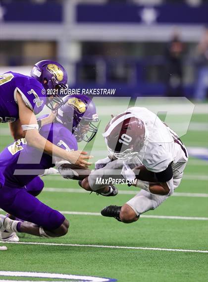 Thumbnail 2 in Hawley vs. Shiner (UIL Football 2A D1 Finals) photogallery.
